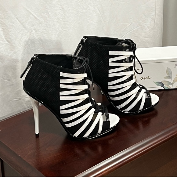 Gwen Stephani Shoes GX by Gwen Stephani Boot.  Black & White Size 8 - Picture 3 of 8